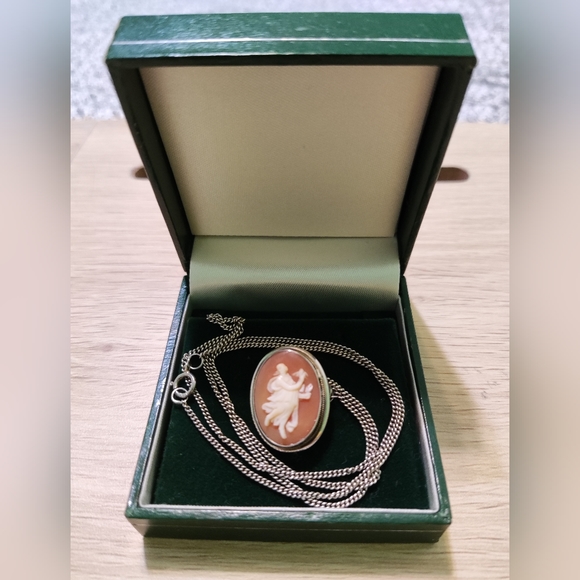 Vintage silver mounted cameo pendant brooch on an 18in silver chain - Picture 4 of 4